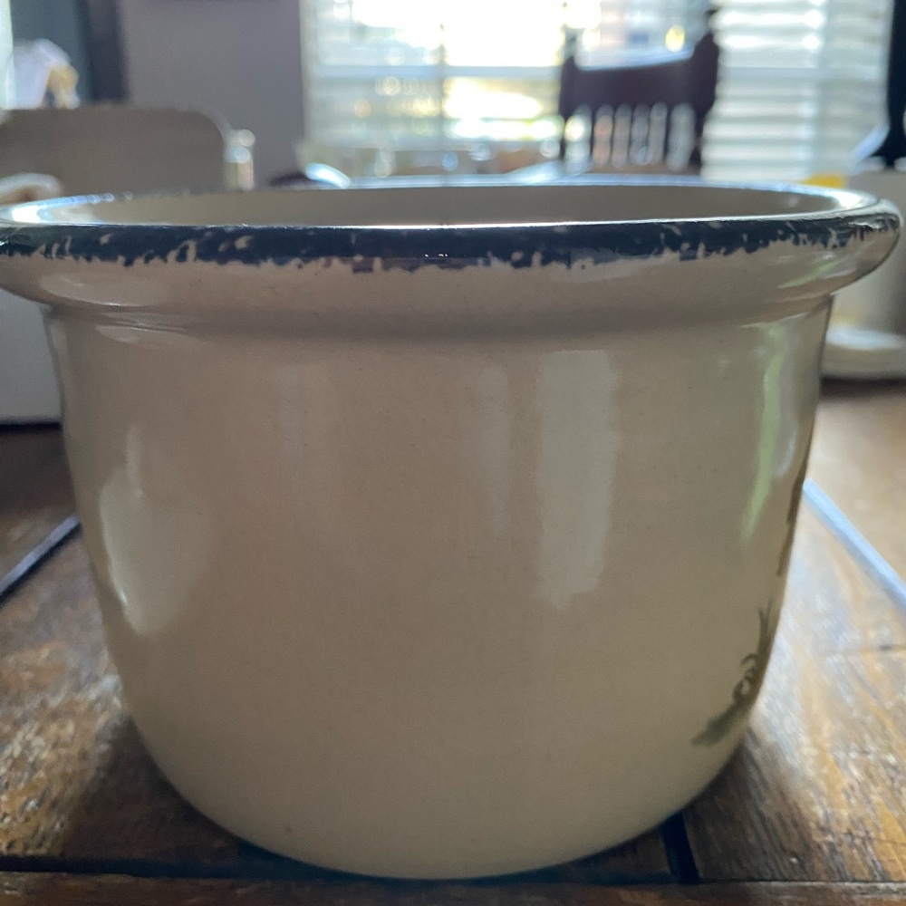 2001 Stone Crock/Bean Pot. Like new condition. Birdhouse Design w/Spongewear Rim - Picture 14 of 16